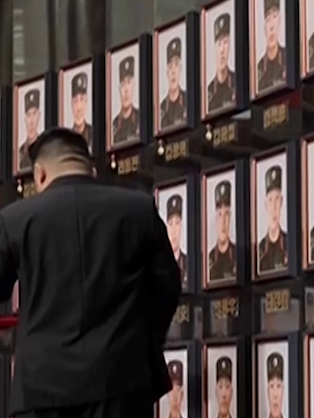 North Korean state television on August 22 released footage of leader Kim Jong Un presiding over a series of events honoring soldiers who were killed while fighting for Russia. #northkorea #kimjongun #soldier #russia #army