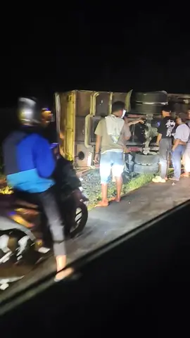 Laka lantas sore tadi di tekongan badak jalinsum Berangir, Labura. Truk pembawa semangka masuk beram dan terguling hingga isi muatan semangkanya tumpah. #laburaku #labura