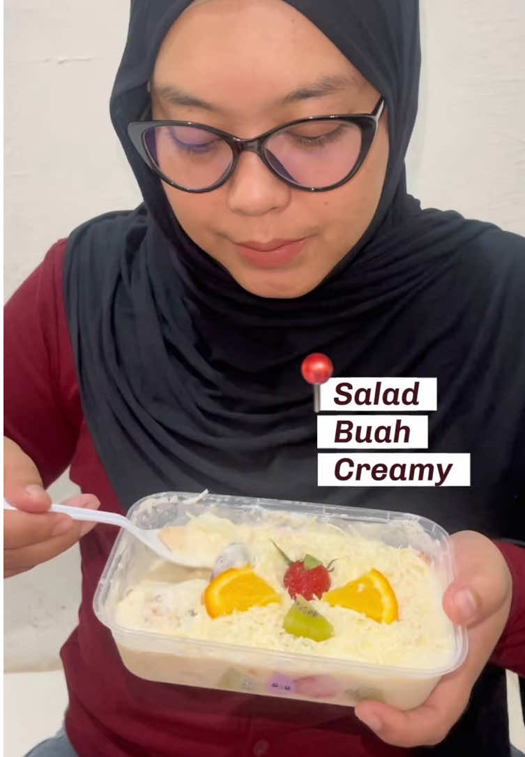 Salad buah guys! Seger bgt, walaupun creamy ga bikin eneg karna ada asem manis seger dari buah buahannya. Pemesanan bisa via igoy : @saladbuahcreamy.jbi yaaa🍓🍊🍎 #fyp #kulinerjambi #fypツ #saladbuahjambi #xyzbcafypシ 