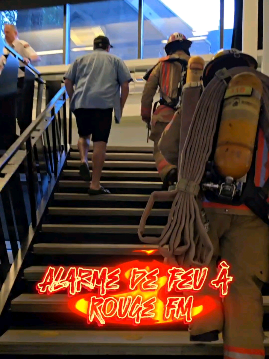 🚨🔥 L’alarme de feu se déclenche à Rouge FM! 😱 Qu’est-ce qui se passe?! Pas de panique, on vous rassure… toute l’équipe est en vie et en sécurité, mais on a maintenant une merveilleuse anecdote à vous raconter. 🤣 #feu #pompier #radio 