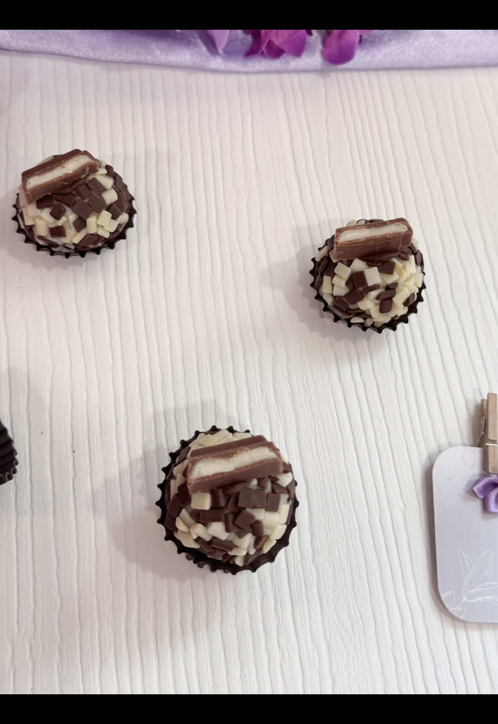 Brigadeiro Kinder Bueno 💜 #homebaker #brigadeiro #brigadeirogourmet #bakery #desserts 