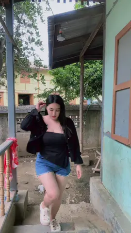 #ပန်ပန်နေပြည်တော်သူလေး 