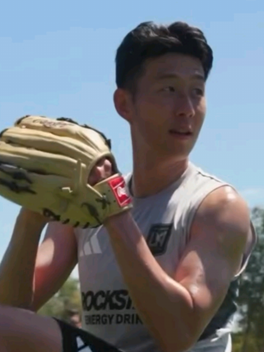⚾️ Son Heung-min prepares for ceremonial first pitch with Dodgers before the match against at Dodger Stadium on Wednesday, August 27. #손흥민 #Sonheungmin #LAFC  #Sonny #ซนฮึงมิน 