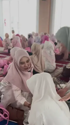 Trauma, bukanlah akhir dari perjalanan. Ia adalah bagian dari perjalanan itu, yang menandakan bahwa kita pernah mencintai begitu dalam untuk kemudian disadarkan oleh kenyataan. Sehat” diriku, izinkan aku terus membersamai sahabat” yang sedang berjuang mengobati trauma masa lalu mereka. Peluk sayang buat Sahabat Hati Salam Sehat, Cerdas dan Bahagia  #ar #hurufkecilaja #adjietakaalifku #cakrawalasyurgaku #selfrespect    