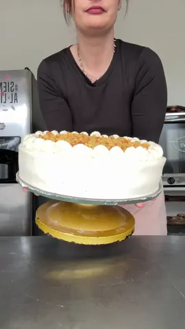 CARROT CAKE  Ingredientes para el bizcocho (esta receta que te dejo es para un molde de 30 cm tengan en cuenta que es una torta de casi 4 kilos rinde para unas 40 personas)  Receta carrot 🌟 * Huevos 6 unidades  * Azúcar 450 g  * Aceite 250 cc  * Zanahoria rallada 600 g  *  Canela 10 g (opcional)  * harina leudante 530 g  * Bicarbonato de sodio 10 g  * Agua caliente ( a punto hervor) 260 g Procedimiento ✔️ hervimos el agua y la volcamos sobre la zanahoria rallada ( dejamos reposar aprox 30 minutos). Una vez pasado ese tiempo a esa misma mezcla le vamos a agregar el resto de los ingredientes empezando por los líquidos y luego los secos hasta tener una mezcla unificada. Ahora si horno 170 grados por aprox 40 minutos en un molde de 30 cm 🤲🏻 Para él rellenos usamos 1200 g de crema de leche 600 g de queso tipo Finlandia y 250  g de azúcar impalpable. Batimos hasta lograr el punto de una crema chantillí y cuando esté un poquito firme agregamos el queso crema hasta lograr un punto bien firme . 