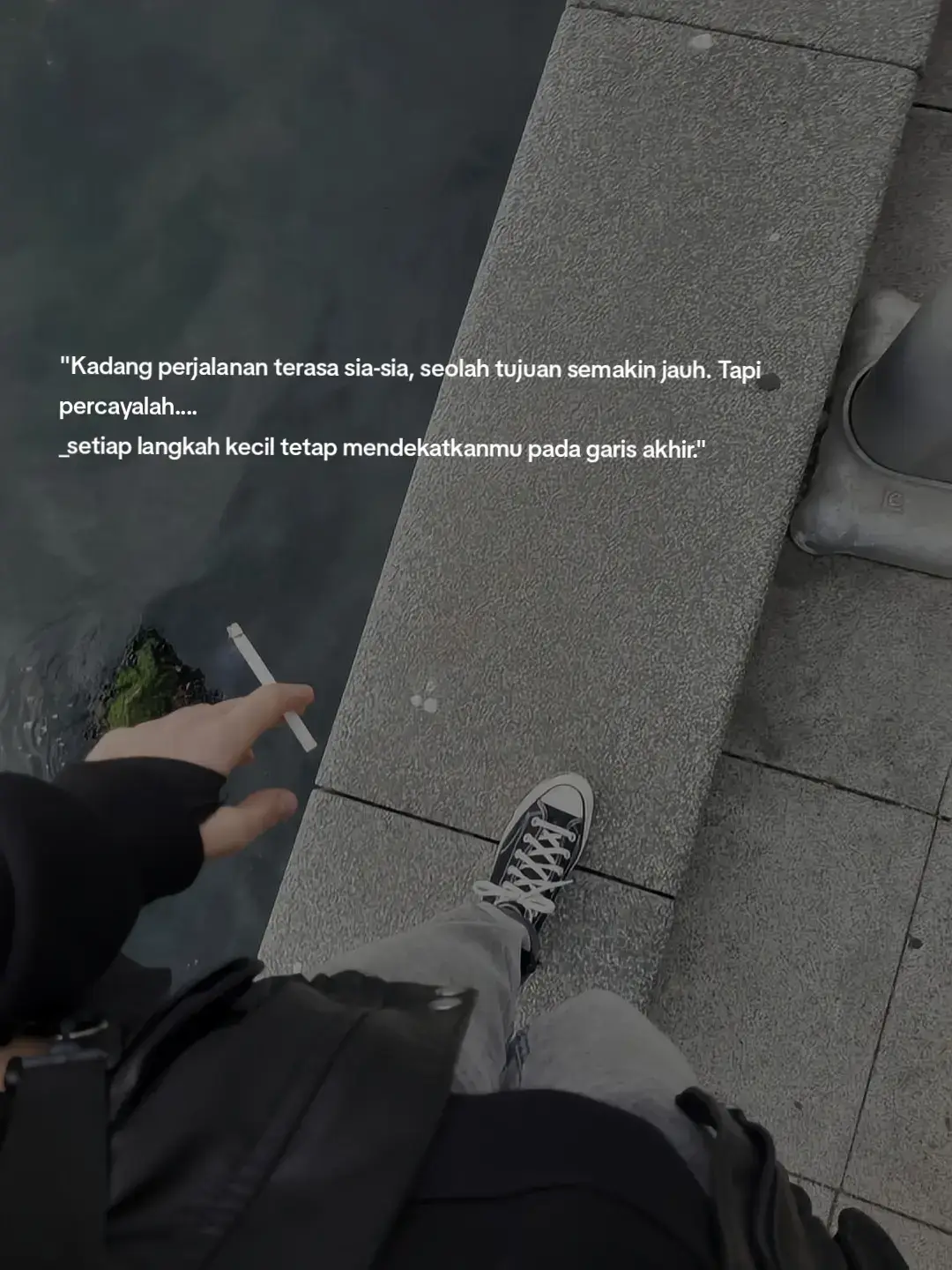 1. Periksa dulu Pastikan regulator tabung gas terpasang dengan benar dan rapat. Pastikan kompor dalam kondisi kering dan bersih. Jangan ada bau gas menyengat (kalau ada, jangan nyalakan dulu, cek kebocoran). 2. Cara menyalakan kompor gas 1. Putar knop kompor perlahan ke arah on. 2. Segera tekan tombol pemantik (klik-klik) sampai api menyala. Kalau kompor kamu tidak ada pemantiknya, bisa gunakan korek api atau pemantik panjang. Nyalakan korek lebih dulu, lalu arahkan ke tungku, baru putar knop kompor. 3. Atur Api Setelah nyala, atur besar kecilnya api sesuai kebutuhan. Api biru artinya pembakaran bagus, kalau kuning berarti kurang udara → bersihkan tungku. 4. Matikan Kompor Setelah selesai, putar knop ke posisi off. Kalau lama tidak dipakai, tutup juga regulator di tabung gas. --- ⚠️ Tips Keamanan: Jangan nyalakan kompor di dekat benda mudah terbakar. Kalau api tidak langsung menyala, matikan dulu knop, tunggu beberapa detik, baru coba lagi. Biasakan menutup regulator kalau mau pergi lama. #katakata #fyp #foryou #videomotivasi #katapenyemangat 