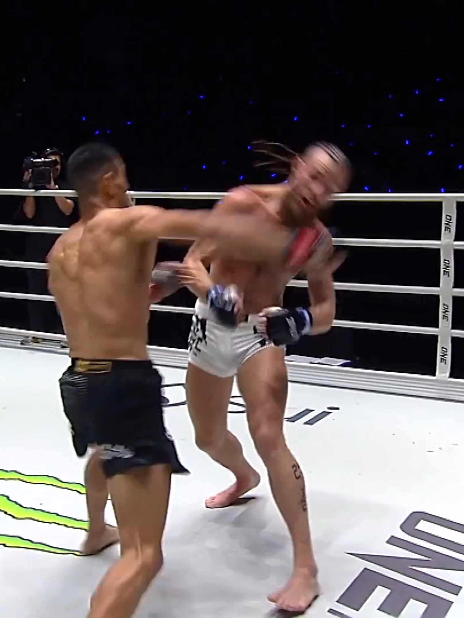 Starting with a BANG 💥 Unbeaten Jean Carlos Pereira kicks off ONE Friday Fights 121 with a big KO!  #ONEFridayFights121 | 🔴 LIVE NOW 🌍 Live TV broadcast in 190+ countries (check local listings) 🌍 Also available on ONE YouTube and ONE Facebook (geo-restrictions may apply) 🌍 Also available on Watch.ONEFC.com (geo-restrictions may apply)