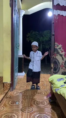 Pulang dari musolah pulang nya mampir beli eskrim.tapi aku gk kebagian 🤭