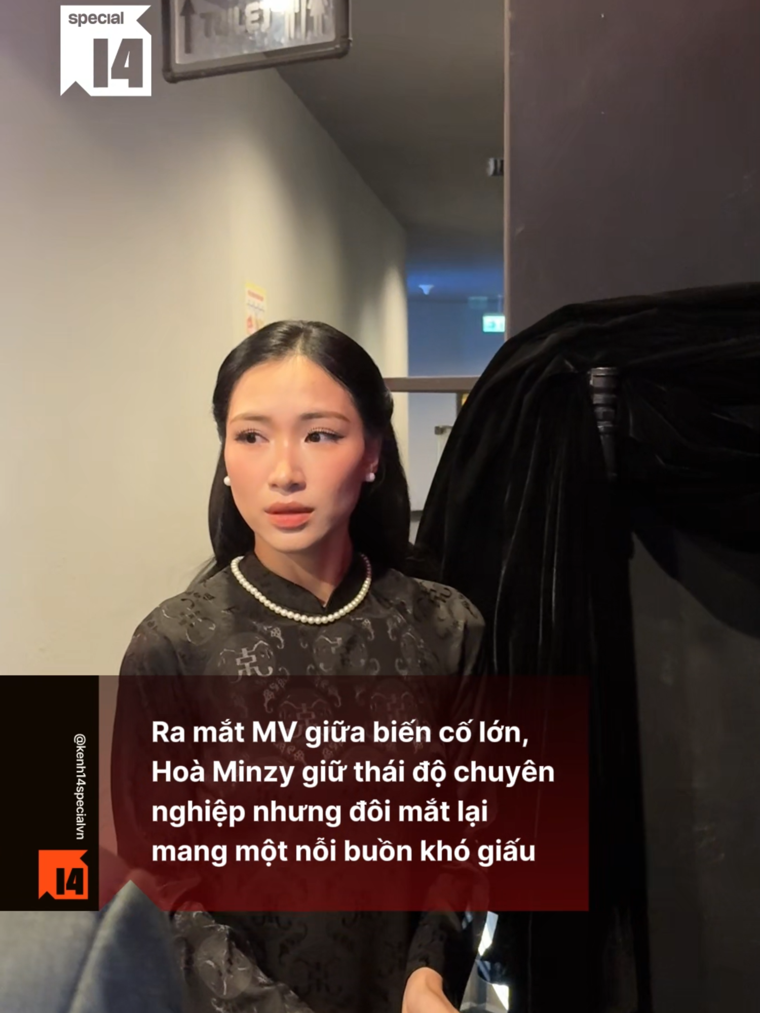 Ngay sau buổi họp báo đầy cảm xúc tại TP.HCM và biến cố gia đình, Hoà Minzy đã lập tức có mặt tại Hà Nội để tiếp tục lịch trình ra mắt MV. Xuất hiện trong tà áo dài đen, nữ ca sĩ giữ thái độ chuyên nghiệp nhưng không giấu được thần sắc mệt mỏi và đôi mắt trĩu nặng nỗi buồn. #kenh14 #amm #kenh14special