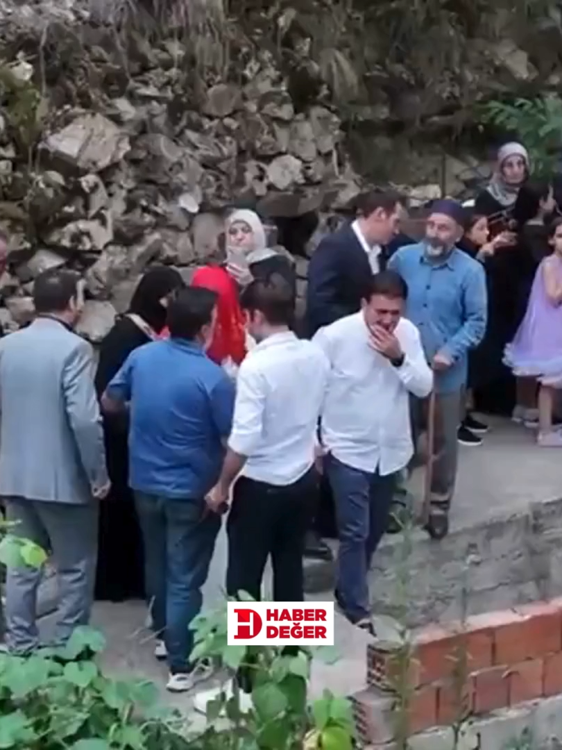 Trabzon'da bir özel harekat polisinin, gelin alma merasiminde babasıyla açtığı ateş sonucu 1 kişi öldü, 2 kişi yaralandı. : #trabzon