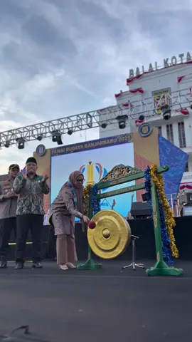 Pembukaan Festival Seni Pawai Budaya Kota Banjarbaru Tahun 2025 resmi digelar sore ini di Lapangan dr. Murdjani. Acara penuh warna dan semangat kebersamaan, sekaligus menjadi momentum untuk melestarikan serta memperkenalkan kekayaan seni dan budaya Banjarbaru kepada masyarakat luas. Semoga Festival Seni Pawai Budaya 2025 dapat menjadi ajang mempererat persatuan, menumbuhkan rasa cinta terhadap budaya lokal, serta menjadi daya tarik pariwisata yang membanggakan Kota Banjarbaru di kancah nasional maupun internasiona #banjarbaruemas 