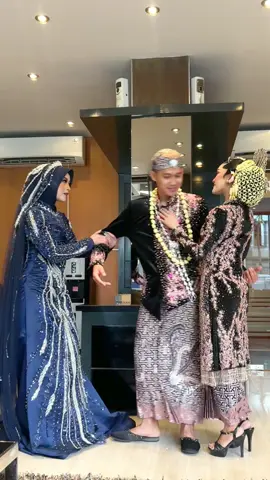 Bojo 3 🫣🫣🫣 Untuk konsultasi mengenai acara wedding kalian silahkan hubungi Admin kami :    082250000587 (Admin)   #muakudus #muajepara #muapati #muasemarang #makeupwedding #muaweddingindonesia #weddinginspiration #weddingkudus #weddingsemarang #weddingjepara #weddingpati #makeup #makeupclassic #makeupthai #makeupinspiration #makeupsoftglam #muaindonesia #makeupartist #makeuplamaran #weddingmuslimahindonesia #makeuptunangan #kudus24jam #naturalmakeuplook 