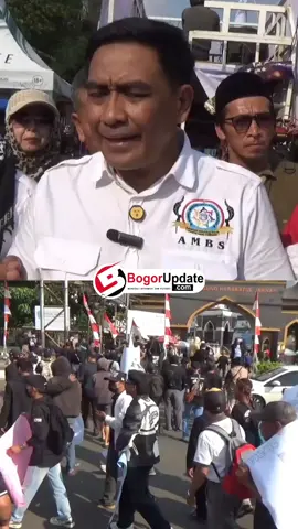 Ratusan Warga Puncak Menjerit, Tuntut Menteri LH Hentikan Penutupan Sejumlah Usaha BogorUpdate.com - Ratusan massa yang tergabung dalam Aliansi Masyarakat Bogor Selatan (AMBS) turun ke jalan di Simpang Gadog, Kecamatan Megamendung, Kabupaten Bogor. Mereka menyuarakan jeritan warga Puncak yang menolak kebijakan Kementerian Lingkungan Hidup (KLH) menutup sejumlah usaha di kawasan wisata Puncak. Mereka menilai kebijakan KLH sepihak, tanpa kajian mendalam, dan mengancam keberlangsungan hidup ribuan pekerja. Dengan membawa dan membentangkan spanduk kecaman, poster, serta pengeras suara, ratusan massa yang tergabung dalam Aliansi Masyarakat Bogor Selatan (AMBS) berunjuk rasa di ruas jalan masuk wisata Puncak Bogor, tepatnya di persimpangan Gadog, Megamendung, Kabupaten Bogor, Jumat siang. Mereka menyatakan sikap tegas terhadap tindakan sepihak Kementerian Lingkungan Hidup (KLH) yang telah melakukan penyegelan dan penutupan sejumlah tempat usaha di kawasan Puncak tanpa koordinasi dengan pemerintah daerah maupun pemangku kepentingan setempat. Menurut Muhsin, langkah tersebut tidak hanya menunjukkan arogansi, tetapi juga mengancam kelangsungan hidup ribuan karyawan dan karyawati yang mayoritas merupakan warga lokal. Kebijakan ini berpotensi menimbulkan gelombang pemutusan hubungan kerja (PHK) massal dengan dampak sosial dan ekonomi yang serius bagi masyarakat Puncak dan sekitarnya. Muhsin juga mengkritik program kehutanan sosial yang digagas KLH pada periode sebelumnya. Program pembagian lahan 600 hektare kepada 75 penerima justru menimbulkan masalah baru. Ratusan warga Puncak menuntut evaluasi ulang pencabutan izin usaha sepihak. Bahkan, mereka meminta kepada Presiden Prabowo Subianto untuk menindak tegas Menteri Lingkungan Hidup Hanif Faisol Nurofiq yang dinilai telah melakukan kebijakan sewenang-wenang. Apabila tuntutan ini tidak diindahkan, warga mengancam akan mengerahkan massa yang lebih besar dan berorasi ke Jakarta, tepatnya di kantor Kementerian Lingkungan Hidup. Sementara itu, jika Menteri Lingkungan Hidup Hanif Faisol Nurofiq kembali datang ke kawasan Puncak, warga mengancam akan melakukan penghadangan dan perlawanan. Meski sempat menyebabkan lalu lintas macet parah di persimpangan kawasan Puncak, unjuk rasa berlangsung tertib dengan pengamanan ketat dari TNI, Polri, dan Satpol PP. JanLup klik link di bio guys, untuk dapetin berita terupdate lainnya😉😉 Baca selengkapnya di link yang ada di bio instagram kami Follow Instagram 👉 @bogorupdatecom #bogorupdate #bogorviral #cibinongviral #indonesia #infobogor 
