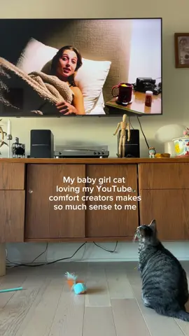 That tail wag!!!! I love my kitty and we love @emma chamberlain 