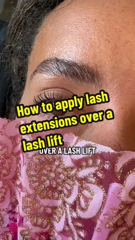 How to put lash extensions over a lash lift?  So can you apply lash extensions over lash lift?  Yes you totally can! Here is the two options I usually give my clients: 1. Lash over the existing lift. Reasons why I don’t love this option- lashing on top of something flat is always going to give better retention and a more organized clean look. The grow out can make the lashes twist and it can look strange. But it’s not impossible to do this method. Just lash from underneath.  2. Remove the lash lift. Reasons why I like this method more- removing the lash lift only takes about 10 min. Just apply step 1 in a downward motion several times until you see it becoming flat. Apply step 2 in the same motion to set it flat. Rinse w shampoo & water and re set for the extension service.  #lashesvlc #lashartistvalenciaspain #pestañasvalencia 
