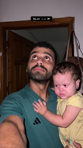 Little Sila wakes up terrified by the sounds of bo،،mbing at night… a child seeking safety in her father’s arms, while the war steals from her the simplest right — to sleep in peace 💔