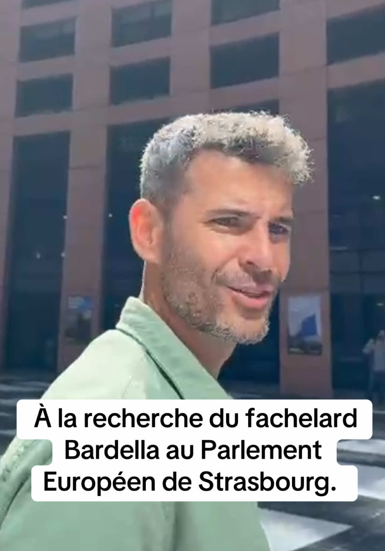 À la recherche du fachelard Bardella au Parlement Européen au Parlement Européen. 😂