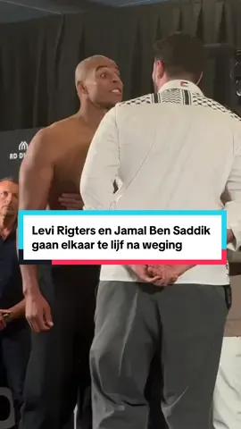 Jamal Ben Saddik en Levi Rigters gaan elkaar te lijf bij de weging voor hun gevecht. Nadat beide heren op het podium uit elkaar waren gehaald, gingen de Glory-zwaargewichten achter de schermen nog verder met ruziën. #glory #fyp #gevecht 