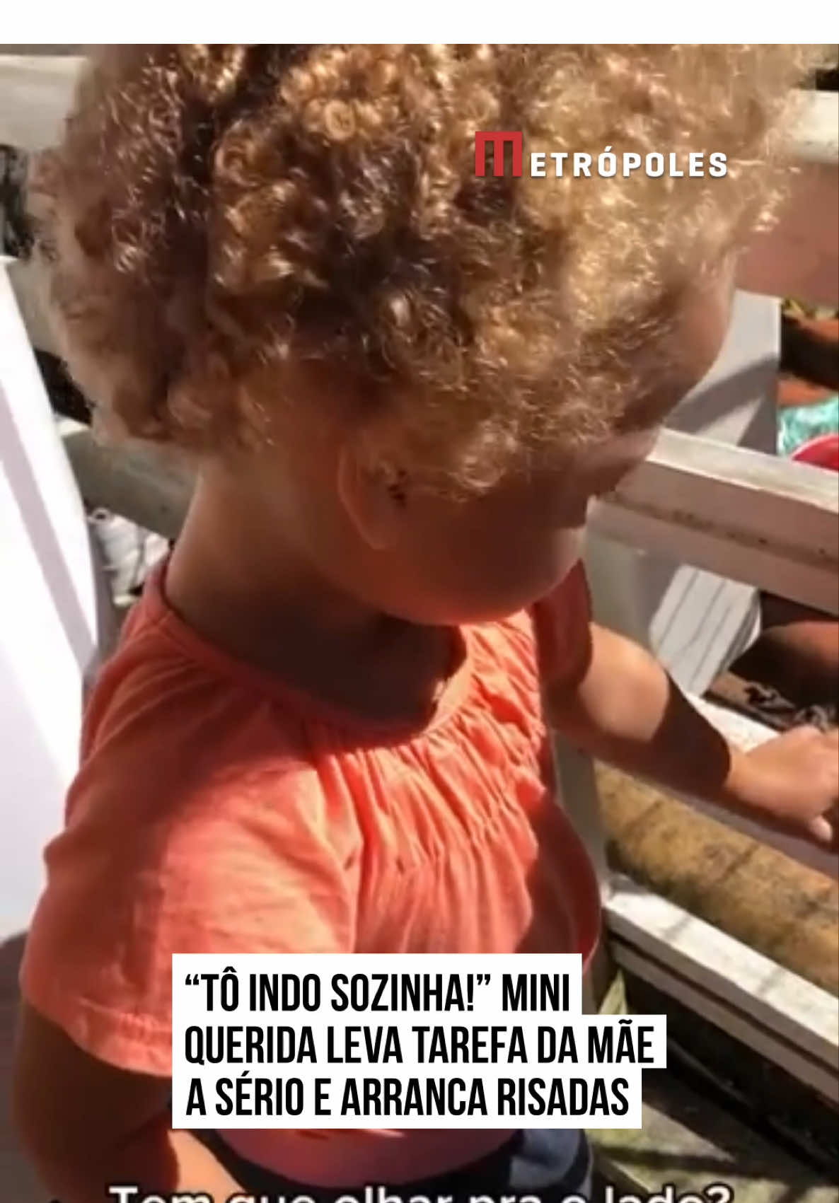 😍 Olha que #mocinha responsável!   A #mãe pediu para a #filhinha pegar o cartão do pai e ir até a padaria comprar carne e batata para o almoço. E não é que a pequena levou a missão muito a sério?    Atenta às instruções, ela ouviu tudo com foco e se preparou como se fosse uma adulta pronta para encarar o “desafio”.   A cena viralizou por mostrar, com muito humor e #fofura, o contraste entre a inocência da infância e a seriedade com que as crianças encaram suas tarefas de “gente grande”. #TikTokNotícias  🎥 @Leticia_silvaoofc | @myhoodbr