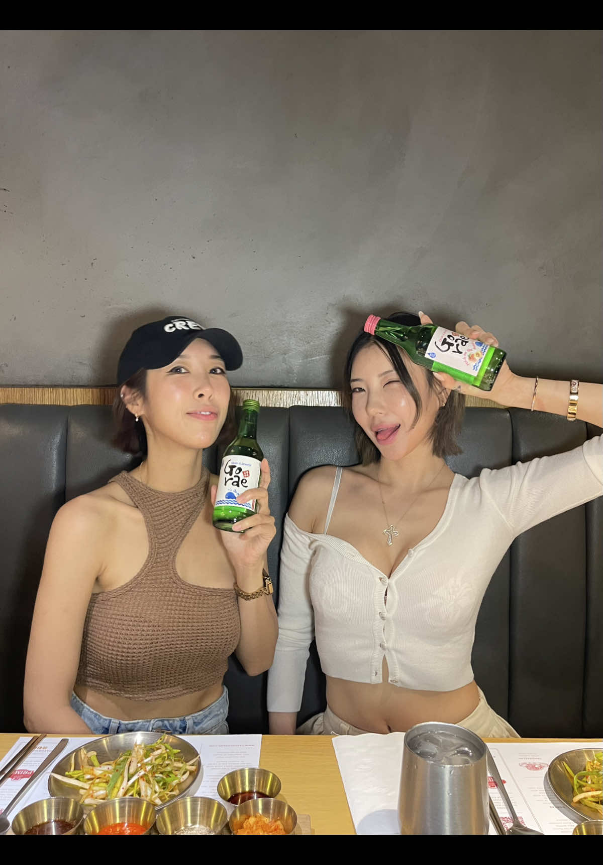 Whenever we’re at Korean bbq 😅 @Gorae Soju @jellyiv @haezy @𝐒𝐇𝐀 ミ★ #soju #kbbq #koreatown 