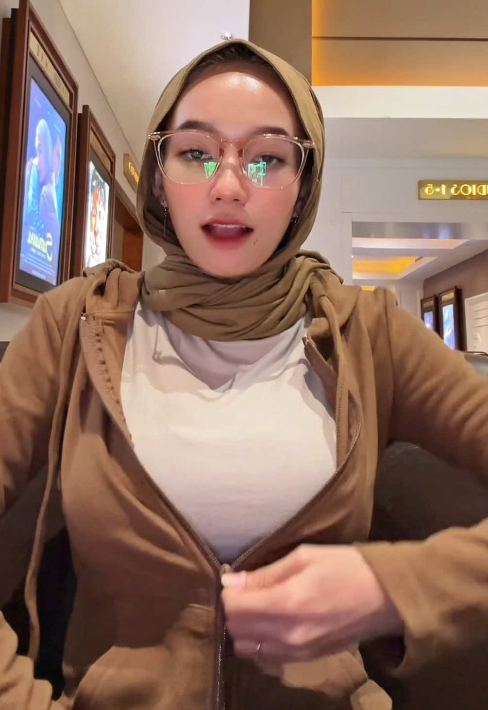 Pake jaket biar anget 