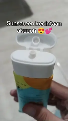 nih aku ajarin cara makainya **Cara Pemakaian Sunscreen yang Benar 1.Oleskan Secara Merata: Pastikan seluruh area kulit yang terpapar matahari tertutup sunscreen, termasuk wajah, leher, tangan, dan kaki.  2.Gunakan Takaran yang Cukup 3.Aplikasikan 15-30 Menit sebelum Beraktivitas 4.Reapply Setiap Dua Jam: #sunscreen #scarlett 