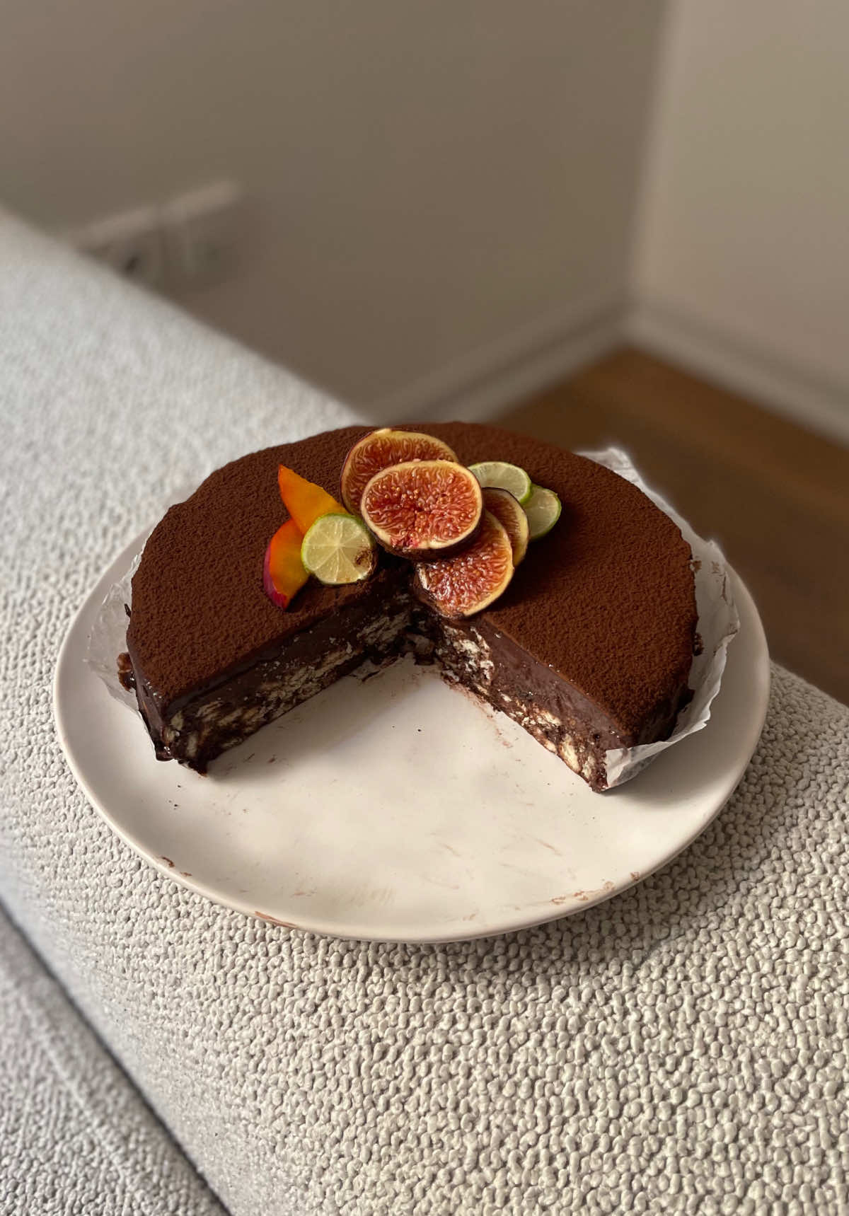 Super easy to make—save this one, it’s going to be a party staple!👌🏽 Ingredients: ½ cup sugar 3 tbsp cocoa powder 2 tbsp cornstarch 2 cups milk 250 g dark chocolate (bar) 50 g butter 2 packs Petit Beurre biscuits (about 250 g) 1 pack breakfast cream (or heavy cream) Notes: Use 50 g chocolate for the sauce and 200 g for the ganache👌🏽 Chill the first layer in the fridge for at least 4–5 hours👌🏽 Be patient while thickening the chocolate sauce👌🏽 #dessert #nobakedessert #EasyRecipe #cooking 