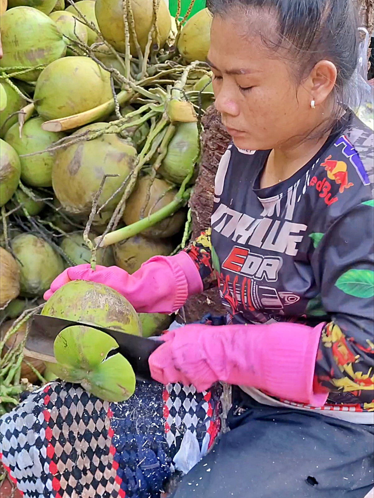 Hardworking Mom Cutting Coconuts for Family!    Location : ផ្សារអូរឫស្សី   #streetfood #coconut #mother #fypviral