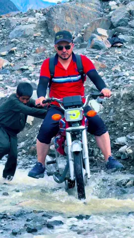 azad panchi 😄 . #tufailabbas2 #skardu #gilgitbaltistan #pakistan #roadtrip 