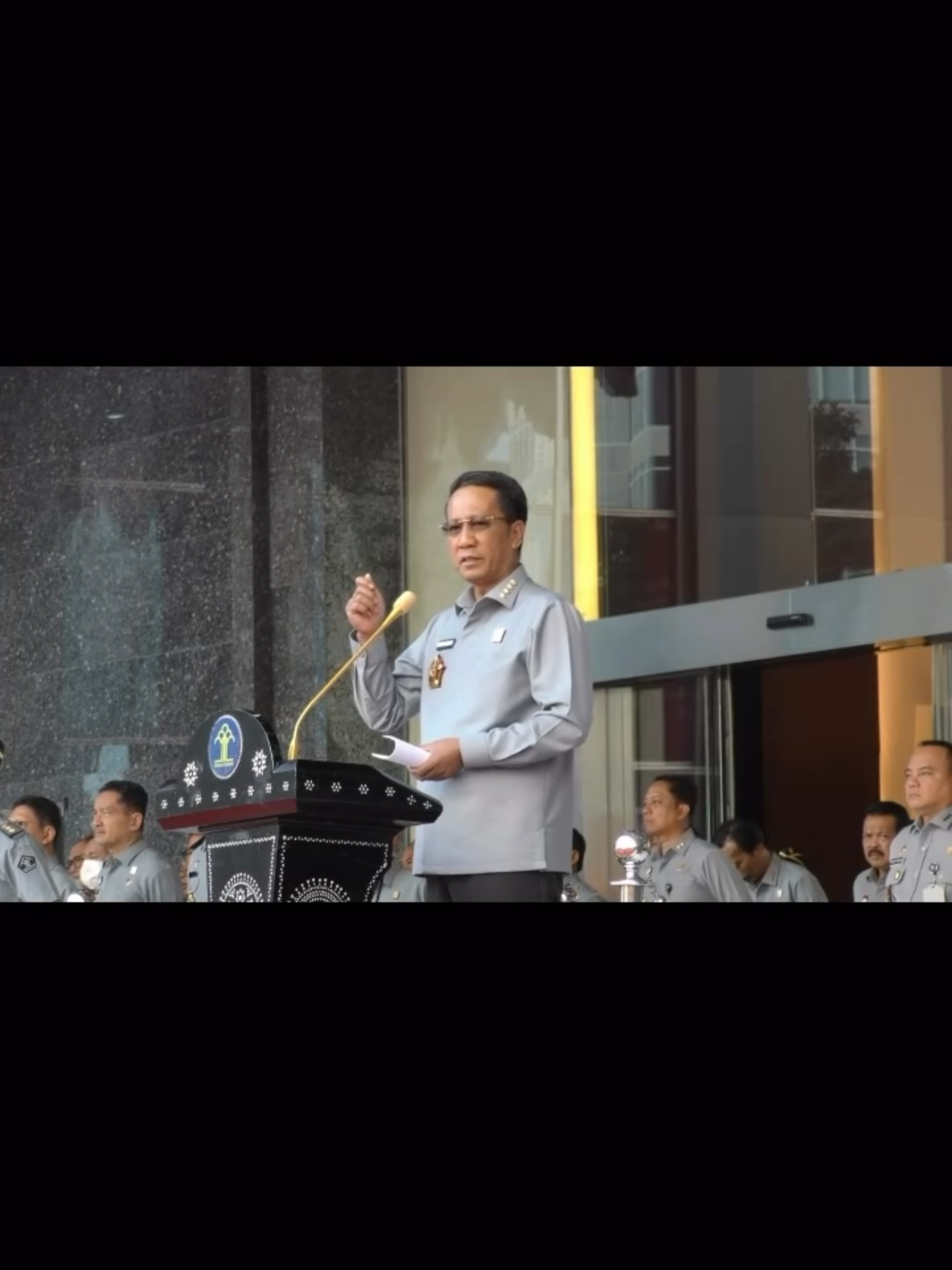 ⚖️ Kilas Balik 80 Tahun Kementerian Hukum RI Dari revolusi 1945 hingga era digital, Kementerian Hukum terus bertransformasi: memperkuat penegakan hukum, menghadirkan layanan digital, hingga membuka akses keadilan sampai pelosok desa. 🇮🇩✨ Kini, di bawah kepemimpinan Menteri Supratman Andi Agtas, lahir terobosan besar untuk mewujudkan Indonesia yang lebih adil, transparan, dan maju. 🚀 📌 Saksikan kisah lengkapnya di video ini & mari bersama wujudkan Indonesia yang lebih adil, transparan, dan maju! #KementerianHukum #KilasBalikKemenkum #80TahunKemenkum #TransformasiDigital #HariPengayoman