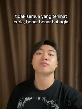 ada manusia yg selalu memakai topeng.. 