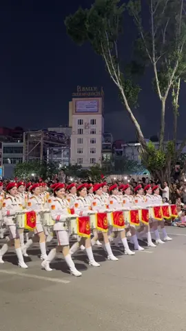 Mang vương miện lại cho các chuỵ 👑👑👑👑👑 #concertquocgia🇻🇳 #duyetbinhvietnam #khoinuquannhac 