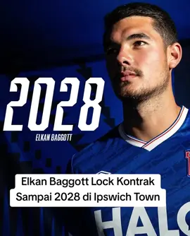 Narasi TikTok-style:   Bestie, kabar dari Inggris bikin bangga banget! Elkan Baggott, bek jangkung Timnas Indonesia, resmi perpanjang kontrak sama klubnya, Ipswich Town, sampai Juni 2028. Gila nggak tuh? Anak muda 1,96 meter ini makin dipercaya buat jadi tembok pertahanan di kasta kedua Liga Inggris.   Musim lalu dia sempat dipinjemin ke Blackpool buat nambah jam terbang, dan hasilnya? 20 pertandingan full vibes! Sekarang, manajer Ipswich, Kieran McKenna, udah masukin Elkan ke rencana tim utama buat musim 2025/2026. Artinya, dia bakal dapet lebih banyak kesempatan buat nunjukin skill-nya.   Ipswich Town sendiri ngumumin ini dengan bangga banget. Mereka bilang Elkan udah nunjukin perkembangan luar biasa dan layak dapet kontrak baru. Dari akademi, naik ke tim utama, terus dipinjemin, dan sekarang balik lagi buat jadi andalan. Cerita perjuangan yang inspiratif banget!   Di Timnas Indonesia, Elkan udah punya 22 caps dan nyumbang dua gol. Pernah jadi palang pintu utama di Piala Asia 2023, meski belakangan jarang dipanggil. Tapi dengan kontrak baru ini, bisa jadi dia bakal balik lagi ke skuad Garuda dengan performa makin solid.  #ElkanBaggott2028 #IpswichTown #TimnasIndonesia #BolaTikTok #SepakBolaIndonesia 