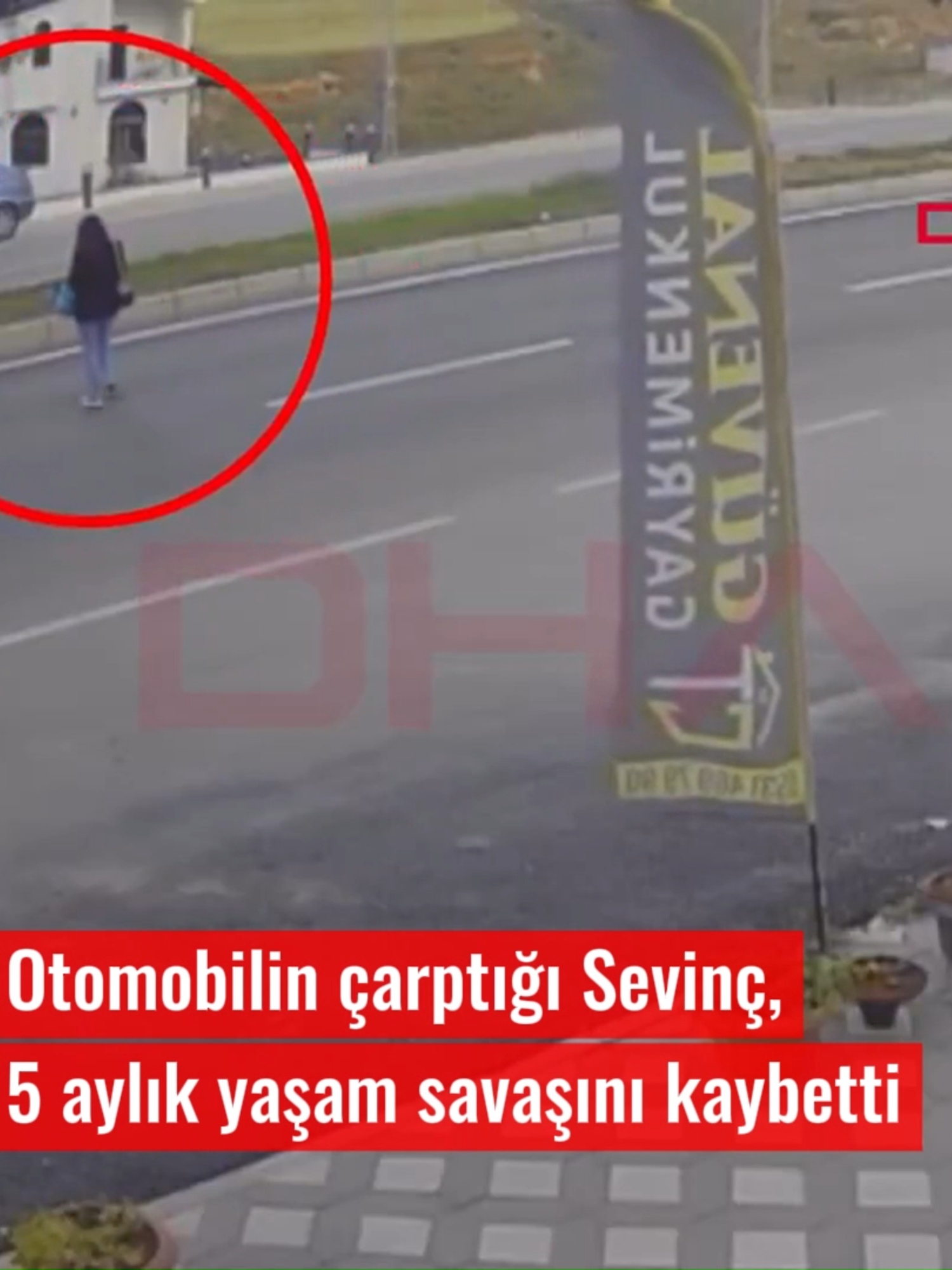 Otomobilin çarptığı Sevinç, 5 aylık yaşam savaşını kaybetti Kaza, 24 Mart'ta sabah saatlerinde #Adana'nın Sarıçam ilçesi Gültepe Mahallesi Erguvan Caddesi'nde meydana geldi. Bir alışveriş merkezinde çalışan Sevinç Soydaş'a, işe gitmek için yolun karşısına geçtiği sırada otomobil çarptı. Soydaş, çarpışmanın etkisiyle havada taklalar atıp düştü. Çevredekilerin ihbarıyla kaza yerine polis ve sağlık ekipleri sevk edildi. Soydaş, sağlık ekiplerinin ilk müdahalesinin ardından ambulansla Adana Şehir Eğitim ve Araştırma Hastanesi'ne kaldırıldı. Kaza bir iş yerinin güvenlik kamerasına yansırken, gözaltına alınan ehliyetsiz sürücü Ali Yahya Ç. (21) adli kontrol şartıyla serbest bırakıldı. Kazanın ardından 5 aydır yoğun bakımda yaşam savaşı veren Sevinç Soydaş, dün akşam saatlerinde hayatını kaybetti. Sevinç Soydaş'ın cenazesi ailesi tarafından alınıp toprağa verildi. Anıl ATAR - Yaşarcan SERİNTÜRK / ADANA, (DHA) #DHA #Haber #Otomobil #Kaza #Yaşam #Adana