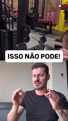 Muita gente ainda acredita que treino de força faz mal para crianças. ➡️ Mas a ciência já provou o contrário. 📌 Evidências científicas: Estudos publicados pelo ACSM e pela American Academy of Pediatrics mostram que o treino de força não prejudica o crescimento e não aumenta risco de lesão quando supervisionado e bem orientado. Pelo contrário: ele ajuda na saúde óssea, melhora coordenação motora, fortalece músculos e previne até obesidade infantil. A Sociedade Brasileira de Pediatria também reconhece que programas de força bem estruturados são seguros e benéficos a partir dos 7-8 anos. ⚠️ Mas atenção: na infância, a prioridade não deve ser “malhar pesado”. 👉 A recomendação é que nessa fase o foco esteja em atividades lúdicas e recreativas — jogos, esportes coletivos, brincadeiras que estimulem movimento. O treino de força pode entrar como complemento, sempre com cargas leves, progressão gradual e supervisão adequada.