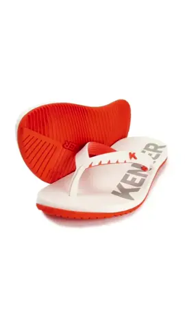 Chinelo Kenner Red: slim, original e feito para água e dia a dia 🩴💦 Design slim com cabedal bicolor 3D que abraça o pé, palmilha impermeável extramacia e entrededos super flexíveis que não machucam. Solado slim levemente tratorado com grip na ponta para firmeza em piso molhado. Conforto de “andar descalço”, ideal para praia, piscina e rotina urbana. 🚀 Pronta entrega (postagem no mesmo dia) ✅ Original com garantia e nota fiscal 📏 Guia de tamanhos em cm disponível nas opções #KennerOriginal  #ChineloSlim  #ConfortoQueMassageia  #ProntaEntrega  #EstiloNaAreia 