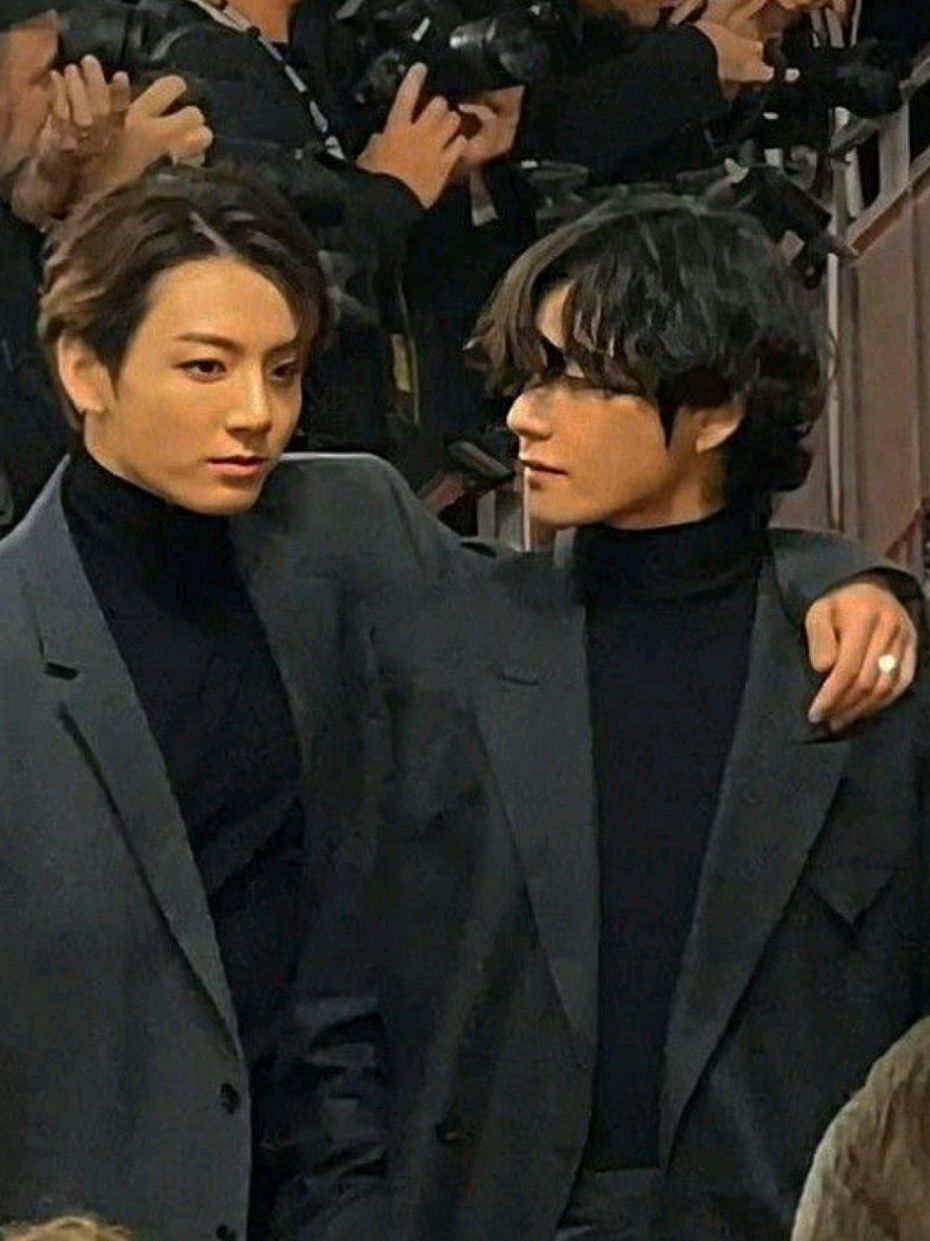 Jungkook is such a gentleman, and the vibe of this video is pure Taekook 🖤🔥 #taekook #gentelman  #jungkookbiased #taehyung_v #taekookisreal @AbjkMRstY 