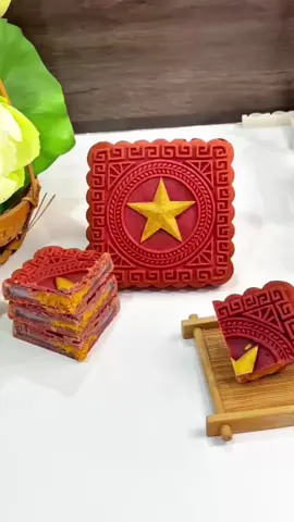 Trung Thu năm nay thêm ý nghĩa khi gửi trao chiếc bánh mang hình lá cờ Việt Nam ❤️✨#quanglinhvlog #quanglinhfood #quanglinhvlogs #teamchauphi #trungthu #phamquanglinh #toquocvietnam 