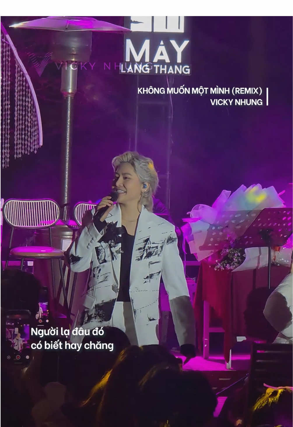 Cuối tuần lại sắp cận kề, ai còn lẻ bóng thì về bên tui 🤭💓 #VickyNhung #Khongmuonmotminh #nhachaymoingay #MusicOnTrend #soundsofvietnam 