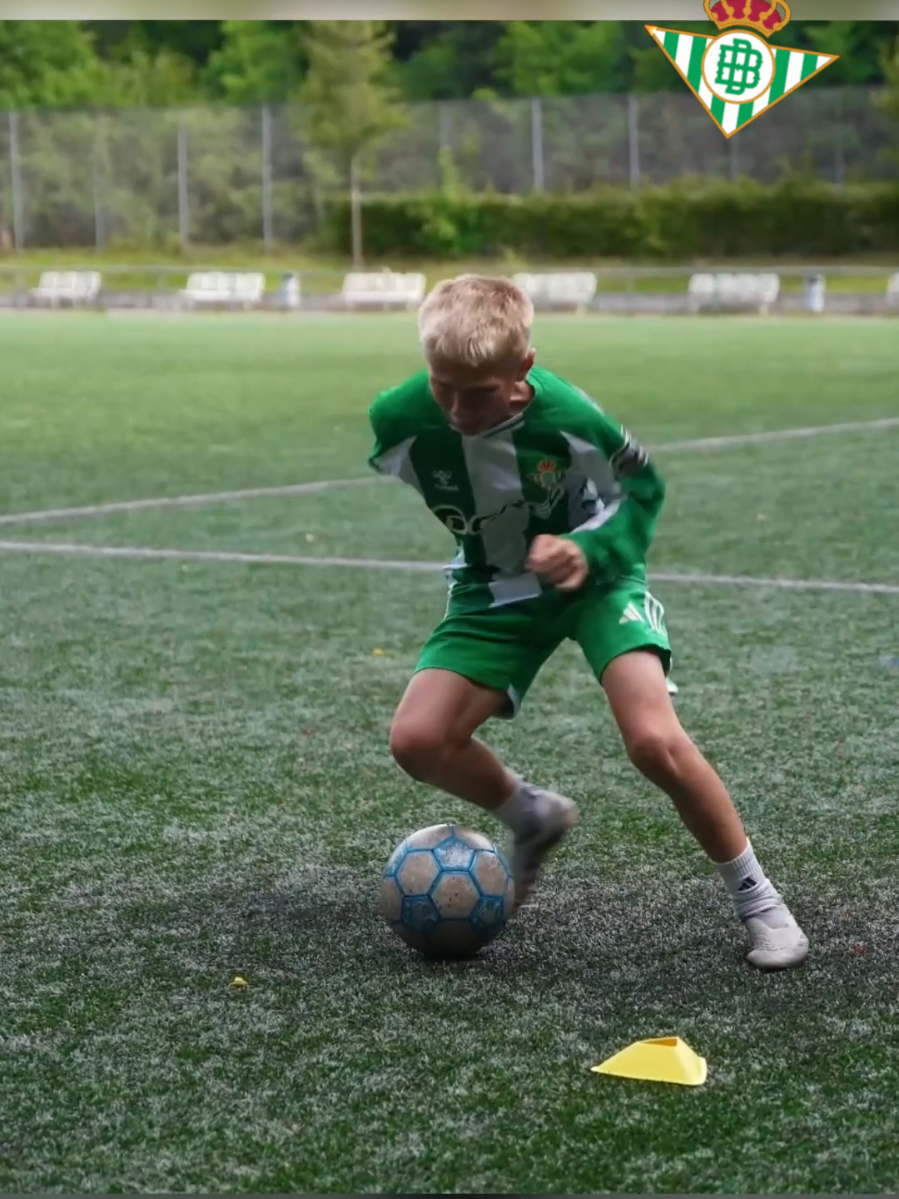 To master a combo move, you need to start with the most basic elements, repeat them over and over, and reduce the chance of mistakes with each execution. Only then will you be ready to perform it in a real game. Just like @dino.hodovic from Real Betis — an 11-year-old talent playing in Spain’s top youth league. He’s been following our proven method to level up his technique, decision-making, and ball control. Comment GROW to get the same step-by-step program and help your child improve faster. #footballtraining #messi #soccerdrills #soccerdrills #soccerkids 