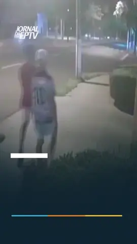 🚨 NA ZONA SUL DE RIBEIRÃO - O jovem de 18 anos foi rendido por três assaltantes na Av. Coronel Fernando Ferreira Leite, no Jardim Califórnia, perto de um shopping. Ele chegava a pé na casa de amigos quando foi cercado pelo trio. O flagrante do assalto foi na noite dessa quinta-feira (21). Os ladrões, que aparentavam ser menores de idade, levaram carteira, documentos, chaves e um celular recém-comprado, avaliado em R$ 1.800. Eles também obrigaram o jovem a fazer uma transferência via Pix de R$ 260. A Polícia Militar fez buscas na região, mas até agora ninguém foi preso. As informações completas você acompanha no #EPTV1 de hoje. #JornaldaEPTV #JornaldaEPTVRibeirão