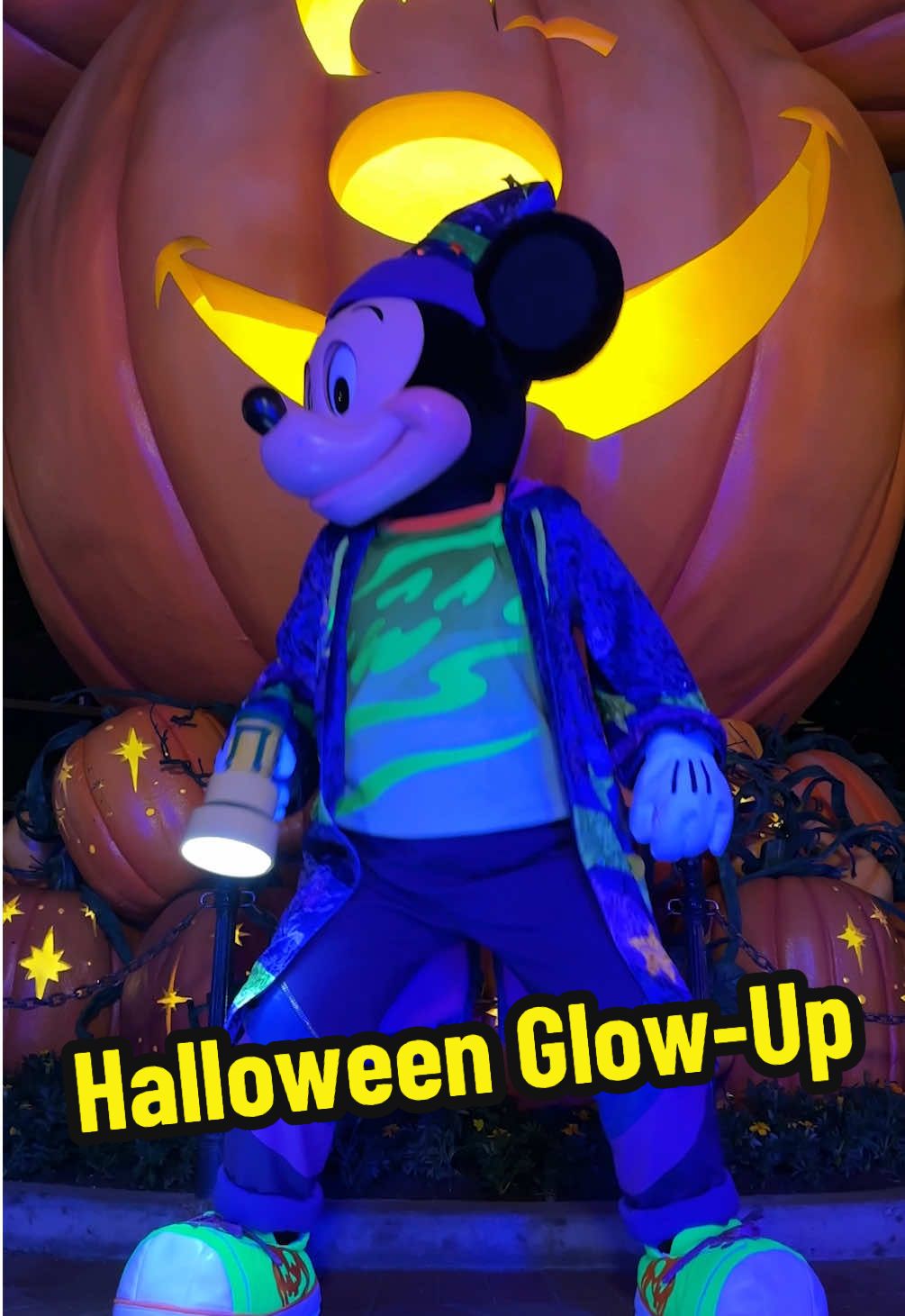Talk about a glow-up 🌟😉 Mickey and Friends are debuting their new Halloween looks today at Disneyland 🎃✨ #DisneyParks #Disneyland #Halloween #Disney 