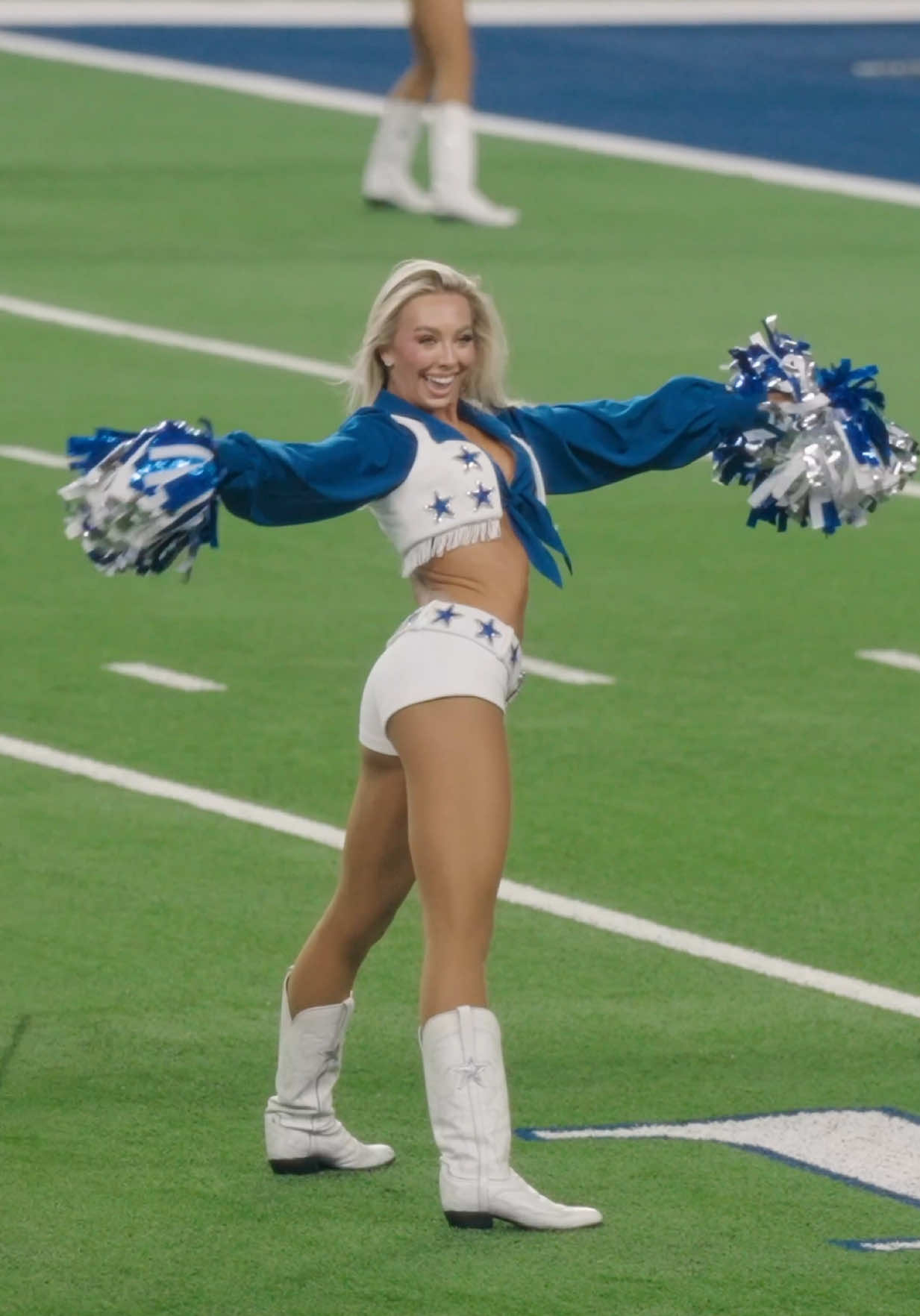 Friday night lights!! Let’s go!!⚡️🏈💙 video credits: @jett.pics #dcc #nfl #dallascowboys #dallascowboyscheerleaders #gameday 