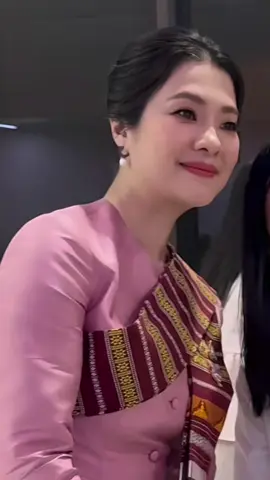 สวยมากๆค๊าาาตะลึงในความสวย❤️😍✨🤭🧏🏻‍♀️😉😍#ธีรรัตน์สําเร็จวาณิชย์ #รัฐมนตรีช่วยว่าการกระทรวงมหาดไทย #สสอิ่ม #fyp #tiktok @ดร. อิ่ม ธีรรัตน์ 