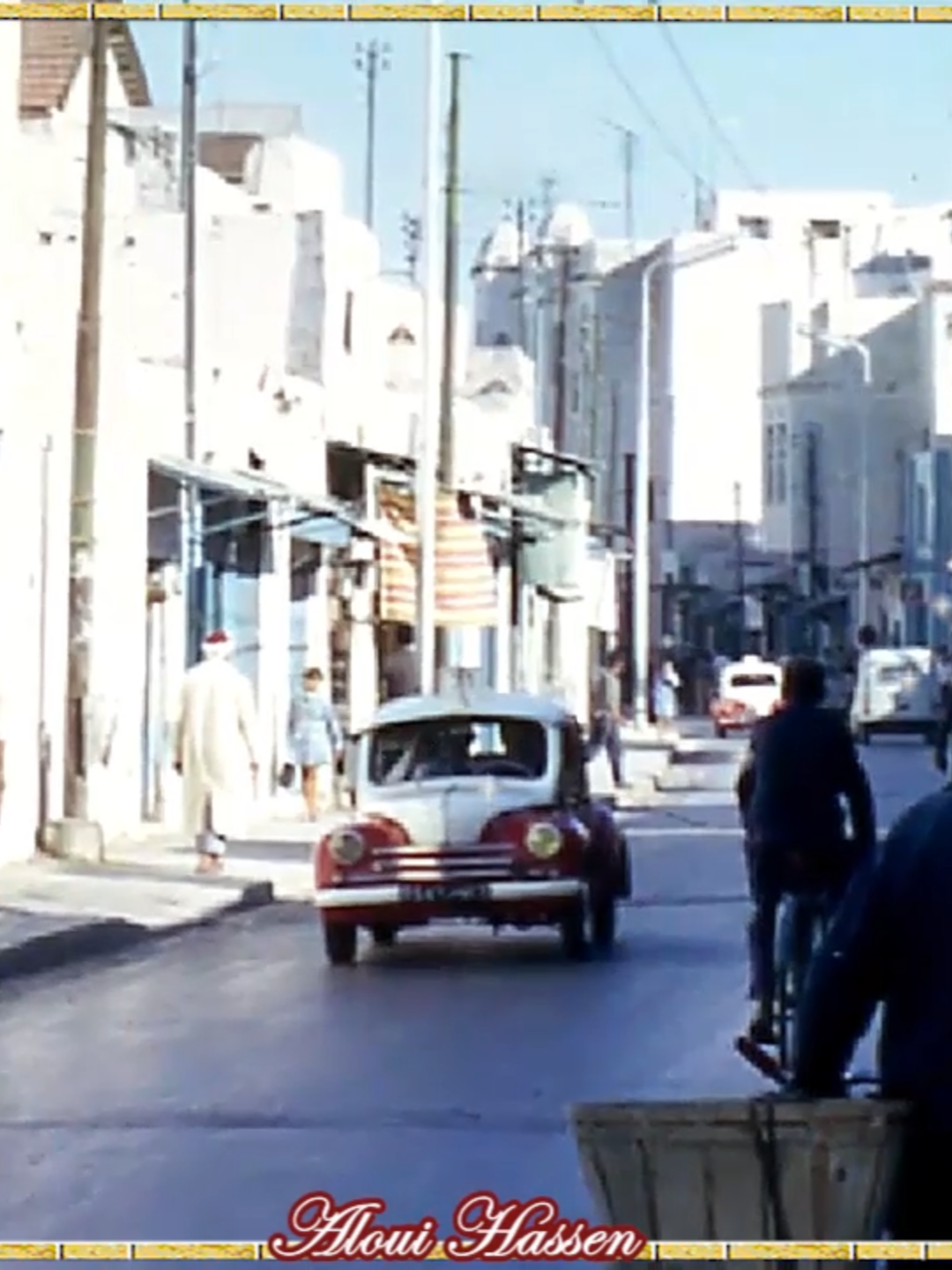 Tunis dans les années 60 et 70… un parfum qui se réveille comme une vieille photo jaunie. Je pense à ces rues où le temps avançait plus doucement : les tramways brinquebalants, les terrasses de cafés où l'on sirotait un citron pressé en écoutant la voix des chaudes sortir des transistors. La Médina vivait au rythme des pas dans ses ruelles serrées, l'odeur du pain chaud et du jasmin accrochait le cœur, et le soir venu, les familles se retrouvaient sur les toits pour regarder les étoiles comme s'il n'y avait rien de plus précieux. C'était une Tunisie à la fois simple et vibrante : les cinémas de quartier qui faisaient salle comble, les chansons qui résonnaient sur les ondes et nous accompagnaient toute une génération, les autobus bondés, les rires des enfants jouant sur les places poussiéreuses. On se rappelle de l'élégance des gens, de la chaleur humaine, de la solidarité naturelle entre voisins. Un temps où l'on croyait que l'avenir serait plus vaste et plus lumineux, mais où, en fait, le bonheur tenait déjà dans ces instants modestes : une promenade sur l'avenue Bourguiba au crépuscule, l'odeur du café turc, un parfum de fleurs d'oranger dans l'air. C'est une nostalgie douce, celle d'un Tunis qui appartient à la mémoire et qui reste pourtant toujours vivante dans le cœur.