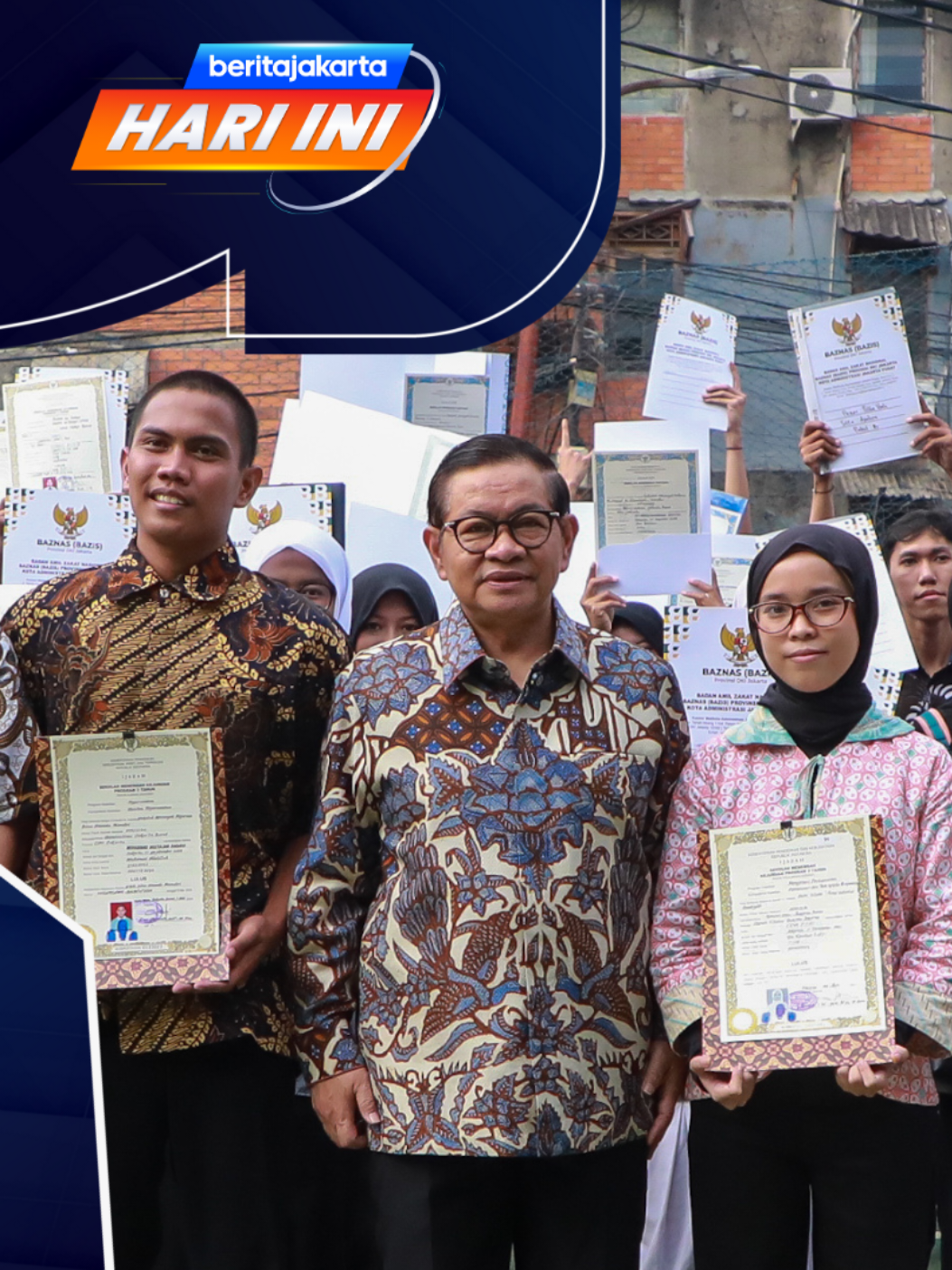 Beritajakarta Hari Ini menayangkan Gubernur DKI Jakarta Pramono Anung, yang membagikan ijazah yang tertahan dalam program Pemutihan Ijazah tahap IV. Dalam tahap ini terdapat 1.897 orang yang ijazahnya ditebus oleh Pemprov DKI Jakarta dari berbagai instansi pendidikan.  Selain informasi itu, Pramono melantik 2.703 Pegawai Pemerintah dengan Perjanjian Kerja (PPPK). Ini merupakan gelombang pertama pelantikan, dari 4.652 peserta yang dinyatakan lulus seleksi PPPK.  Segmen Info Jakarta, menginformasikan kesempatan pelatihan dan sertifikasi untuk menjadi barista.  #beritajakarta #beritajakartahariini #dkijakarta #Jakarta #jatidiriIndonesiamegapolitandunia 