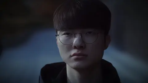 Idol để mấy cưng ngắm, phản diện để mấy cưng sợ. Hai vai anh cân hết 🤫 #faker #leesanghyeok #T1 #LCK #xuhuong 