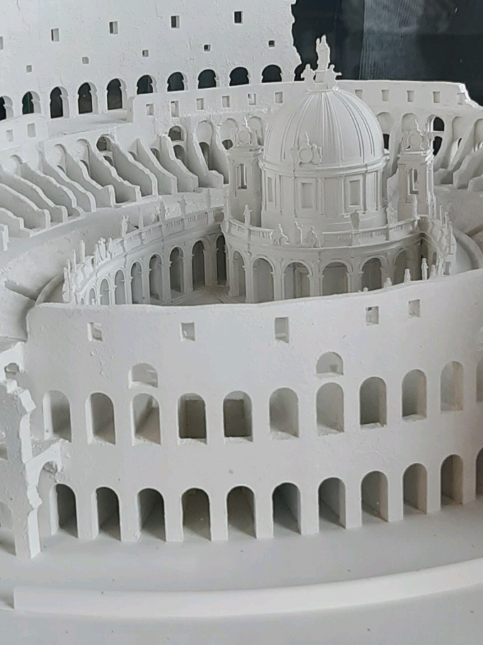 Chiesa dei Martiri all' Interno del Colosseo En el siglo XVII, el arquitecto barroco Carlo Fontana imaginó transformar el Coliseo en una majestuosa iglesia dedicada a los mártires cristianos. Su proyecto planteaba un templo circular en el centro de la arena, coronado por una gran cúpula y rodeado por una columnata monumental, reinterpretando el símbolo del poder imperial bajo la mirada de la fe. Aunque nunca se materializó, su maqueta se conserva en el Museo del Coliseo y nos recuerda cómo Roma fue siempre escenario de diálogo entre la grandeza del arte clásico y la visión espiritual del Barroco. @Nathalie Soliz 💕🍀🐕🍀🤱🏽  #Colosseo #RomaAntica #ArteEHistoria #Arquitectura #RomaEterna
