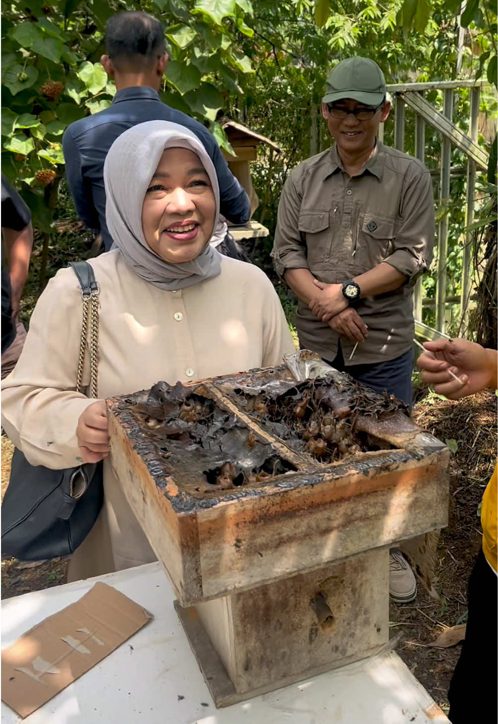 Kabupaten Sukabumi - Pimpinan dan Anggota Komisi II DPRD Provinsi Jawa Barat melaksanakan kunjungan kerja ke Kelompok Tani binaan Cabang Dinas Kehutanan Wilayah III dalam rangka evaluasi pelaksanaan program/kegiatan Tahun Anggaran 2025 dan rencana 2026. Yang bertempat di Kelompok Tani binaan Cabang Dinas Kehutanan Wilayah III, Kec. Sukaraja, Kab. Sukabumi. (Jumat 22/08/2025)