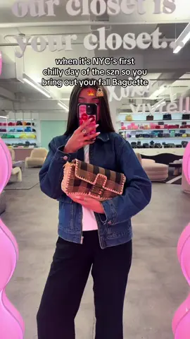 Carrie Bradshaw would definitely use this Baguette as her transition bag for fall 👜 #vivrelle #vivrelleshowroom #carriebradshaw #baguettebag #fyp 🧡